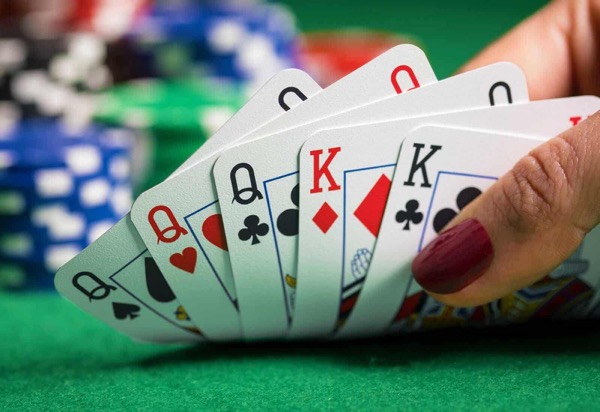 Cù lũ nằm trong thứ hạng 4 của Poker 